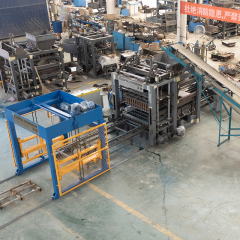 PLC control panel of Dongfeng Shuanglong QT12-15 - 1-2 workers operating automatic feeding for block production