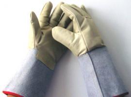 Ultra low temperature protective gloves