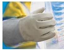 Ultra low temperature protective gloves