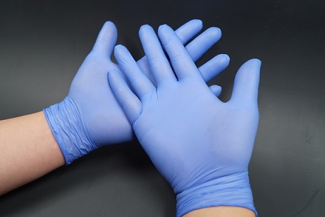 Extractable latex gloves