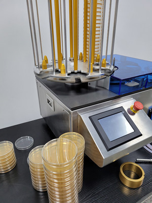 Automated medium filling, agar filler