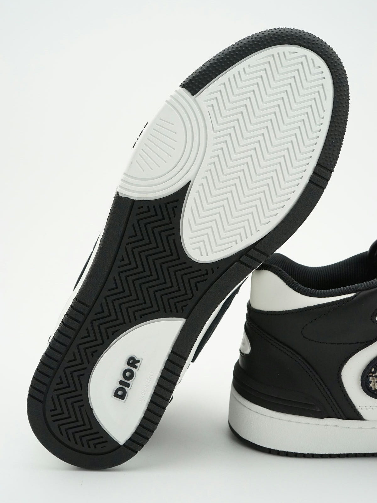 D1or B57 Mid-Top Sneaker Black and White 35-46