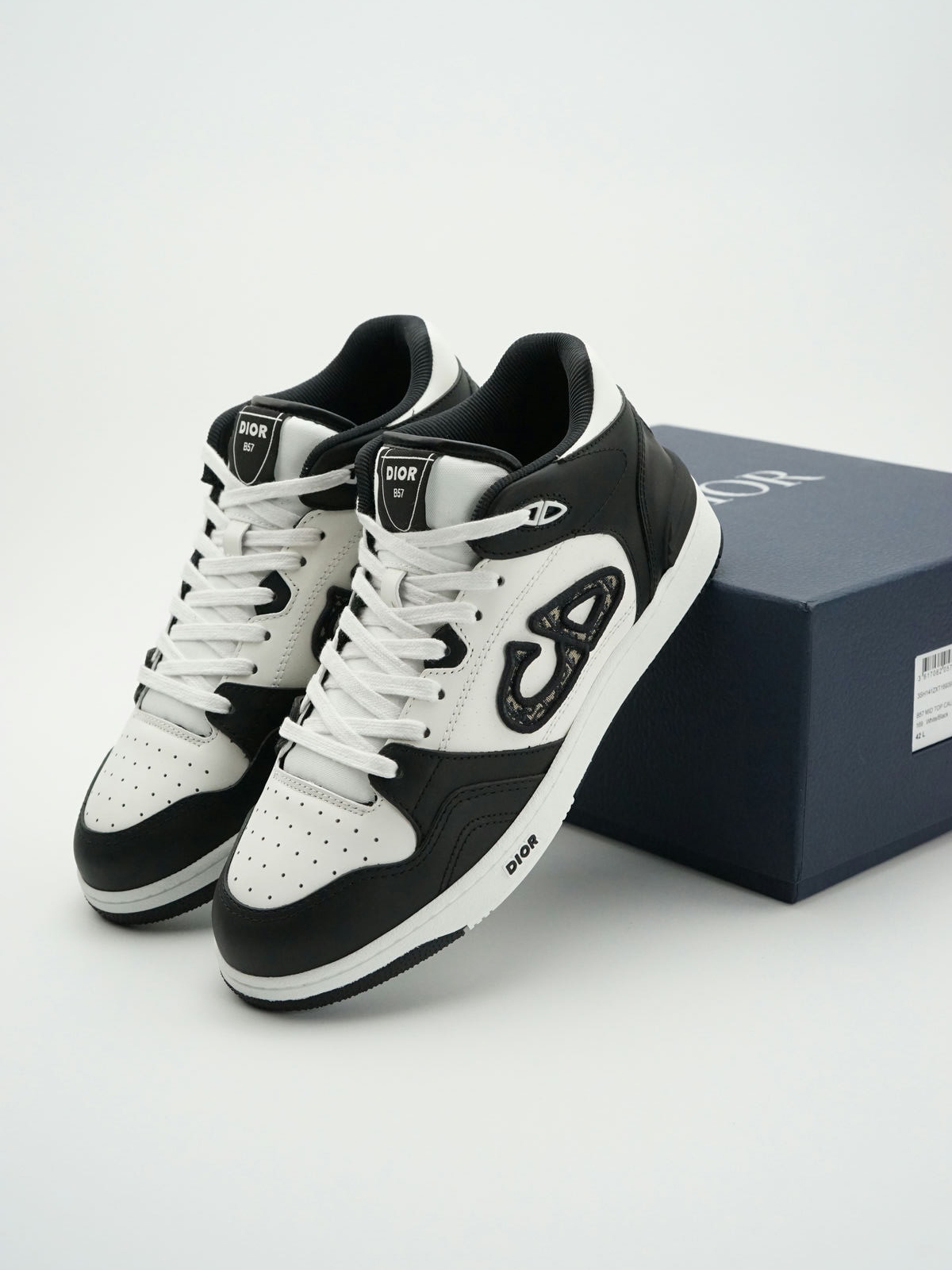 D1or B57 Mid-Top Sneaker Black and White 35-46
