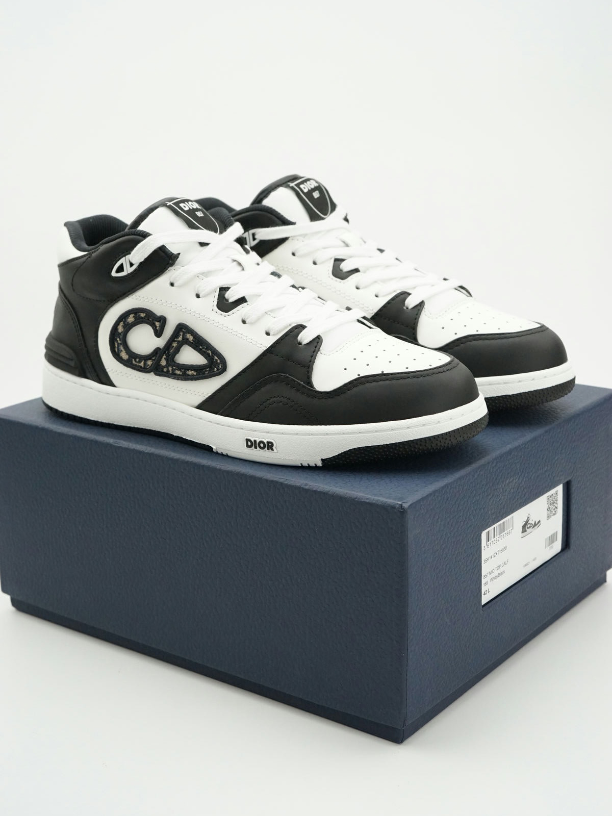 D1or B57 Mid-Top Sneaker Black and White 35-46