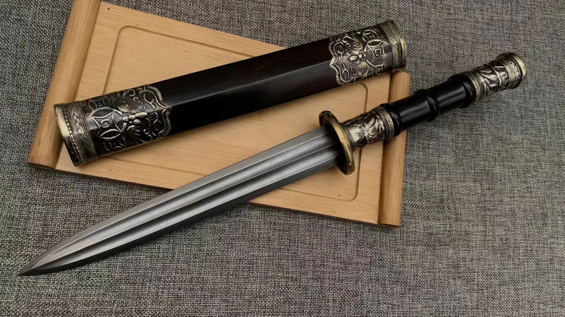 中国户撒龙门手工锻打小汉剑百炼花纹钢材质黑檀木鞘