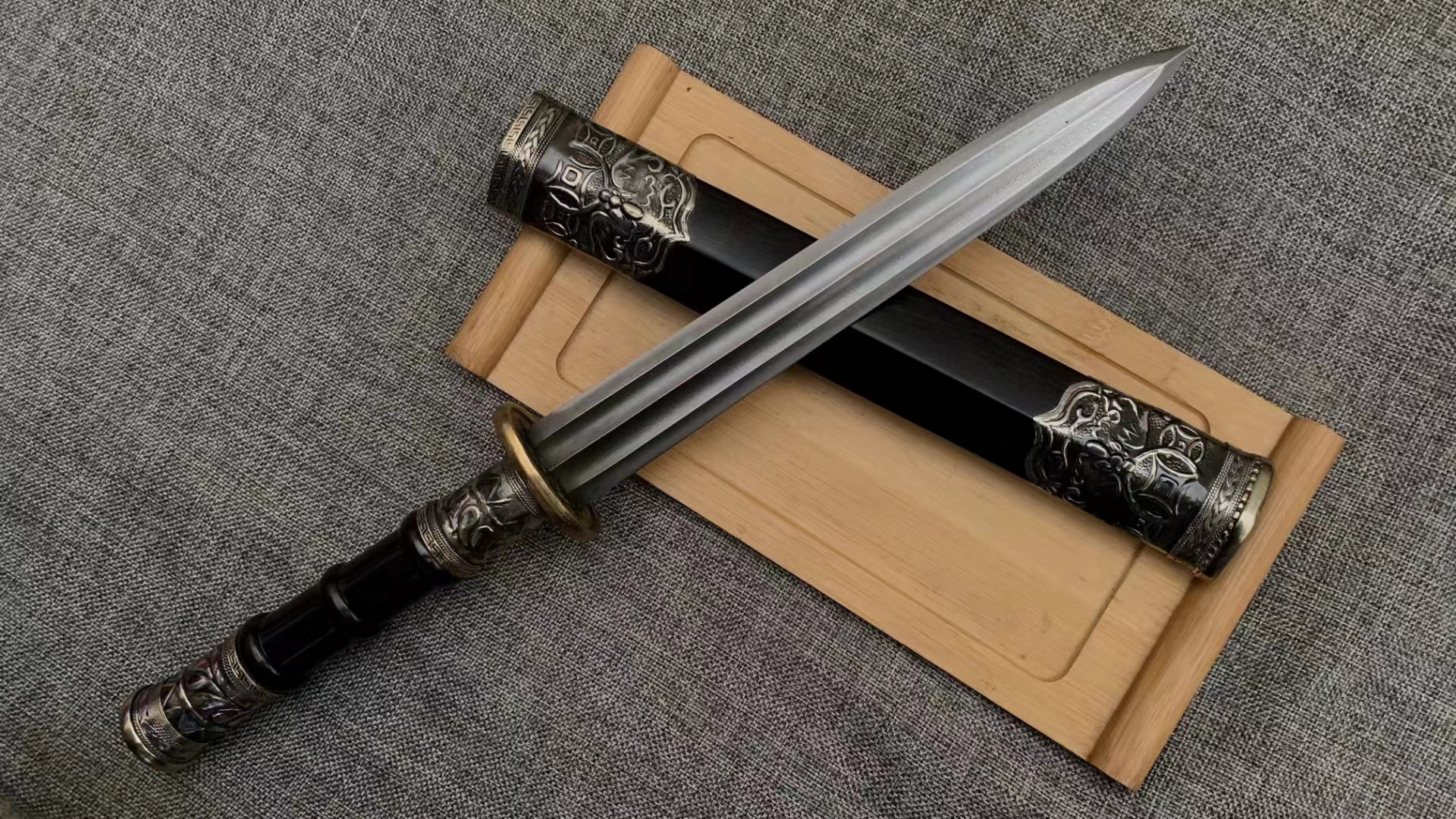 中国户撒龙门手工锻打小汉剑百炼花纹钢材质黑檀木鞘