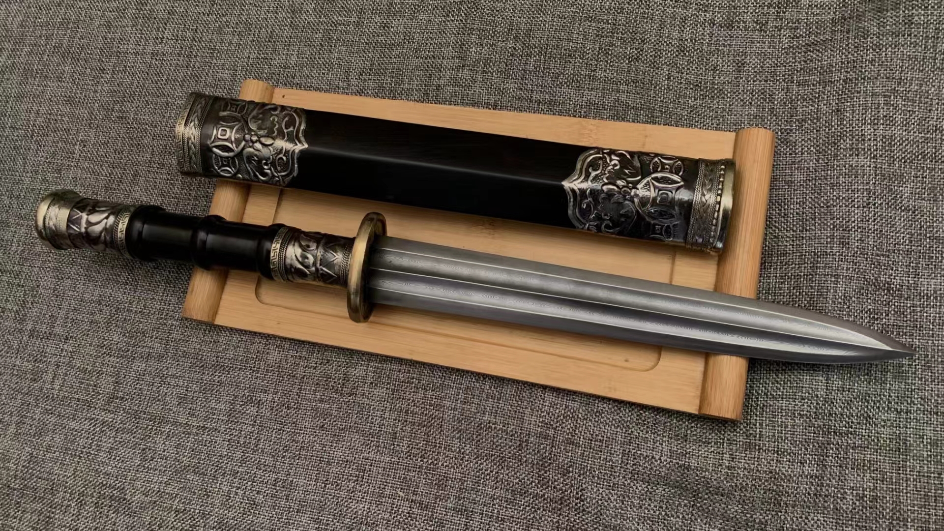 中国户撒龙门手工锻打小汉剑百炼花纹钢材质黑