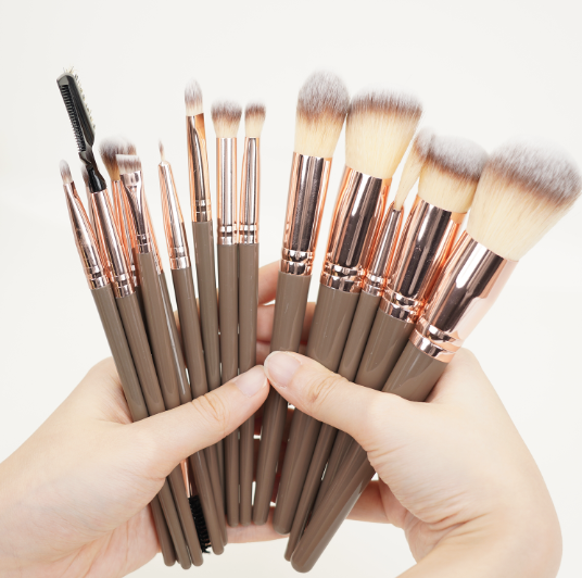 Makeup brush set, which includes foundation brushes, eyeshadow brushes and other types of makeup brushes.