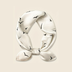 A stylish and vibrant seagull-print square scarf (27.5 inches): A soft shawl crafted from simulated silk, perfect as a lightweight accessory for spring and autumn. This is an excellent choice for women’s sun protection, ideal for outdoor activities.