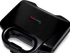 Amazon Basics 2-Slice Waffle Maker with Non-Stick Coating, Easy to Clean, 700W, Black