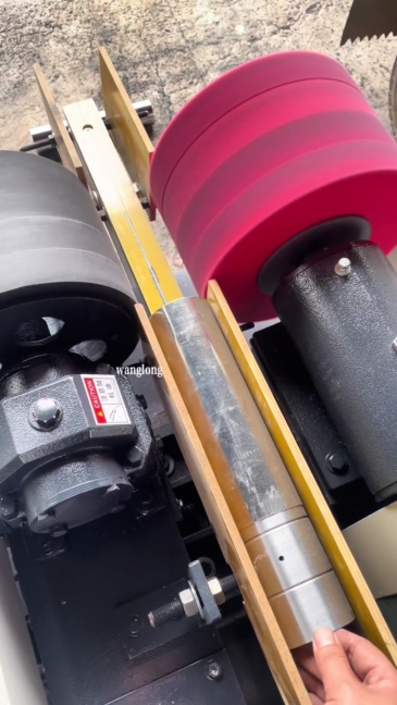 Small round tube outer polishing machine,www.xydpolishing.com,Small round tube outer polishing machine