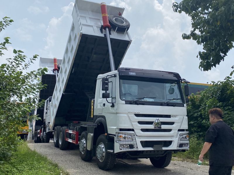 SINOTRUK HOWO 8×4  DUMP TRUCK