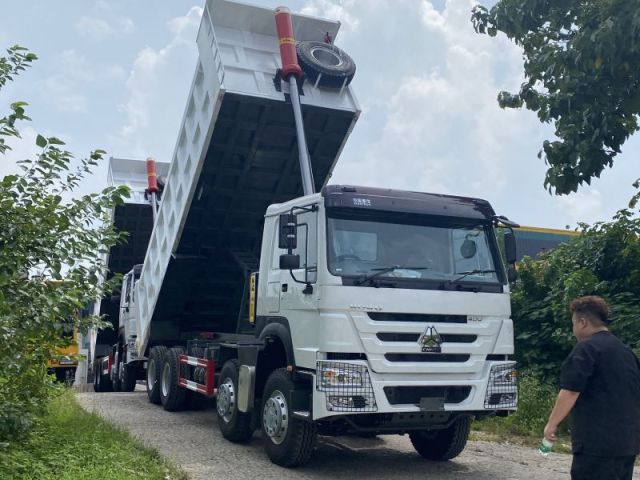 SINOTRUK HOWO 8×4  DUMP TRUCK