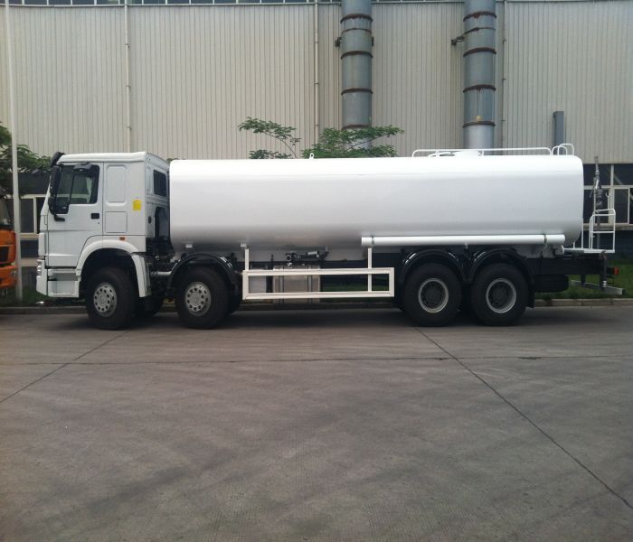 SINOTRUK HOWO 8×4 WATER TANKER TRUCK