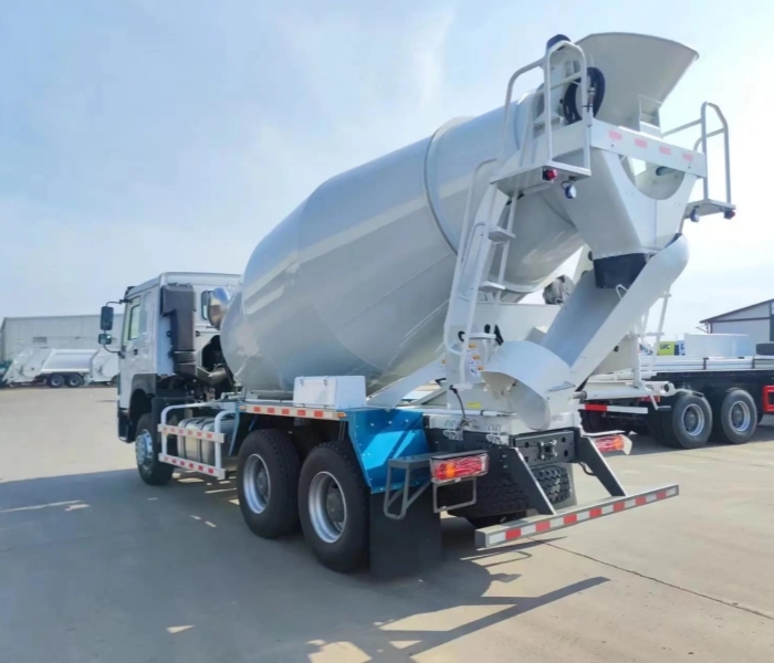 SINOTRUK HOWO 6x4 MIXER TANKER TRUCK