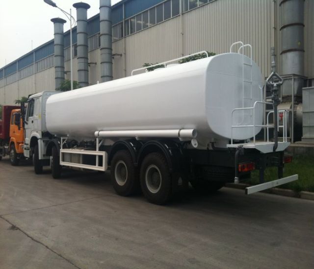 SINOTRUK HOWO 8×4 WATER TANKER TRUCK