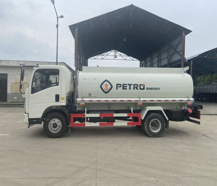 SINOTRUK HOWO 4*2 LIGHT FUEL TANKER TRUCK
