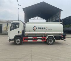 SINOTRUK HOWO 4*2 LIGHT FUEL TANKER TRUCK