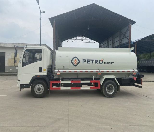 SINOTRUK HOWO 4*2 LIGHT FUEL TANKER TRUCK