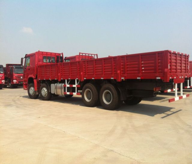 SINOTRUK HOWO 8×4 CARGO TRUCK