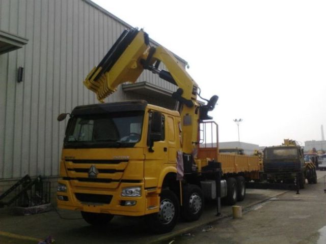 SINOTRUK HOWO 8×4 FOLDING TRUCK MOUNTED CRANE