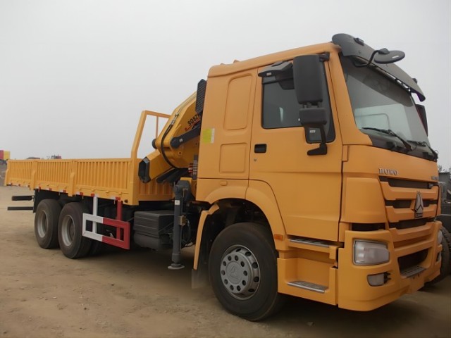 SINOTRUK HOWO 6×4 FOLDING TRUCK MOUNTED CRANE