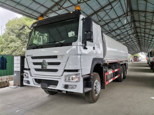 SINOTRUK HOWO 6×4 FUEL TANKER TRUCK