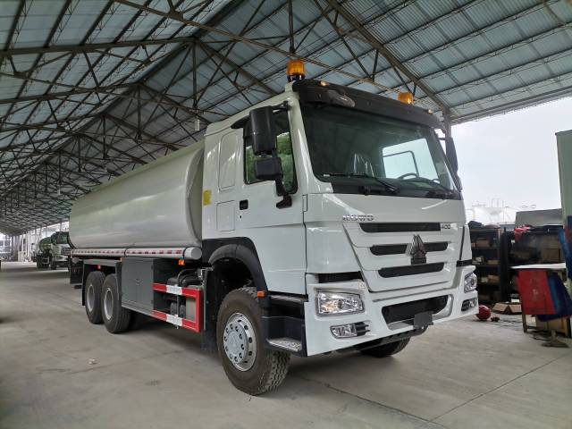 SINOTRUK HOWO 6×4 FUEL TANKER TRUCK