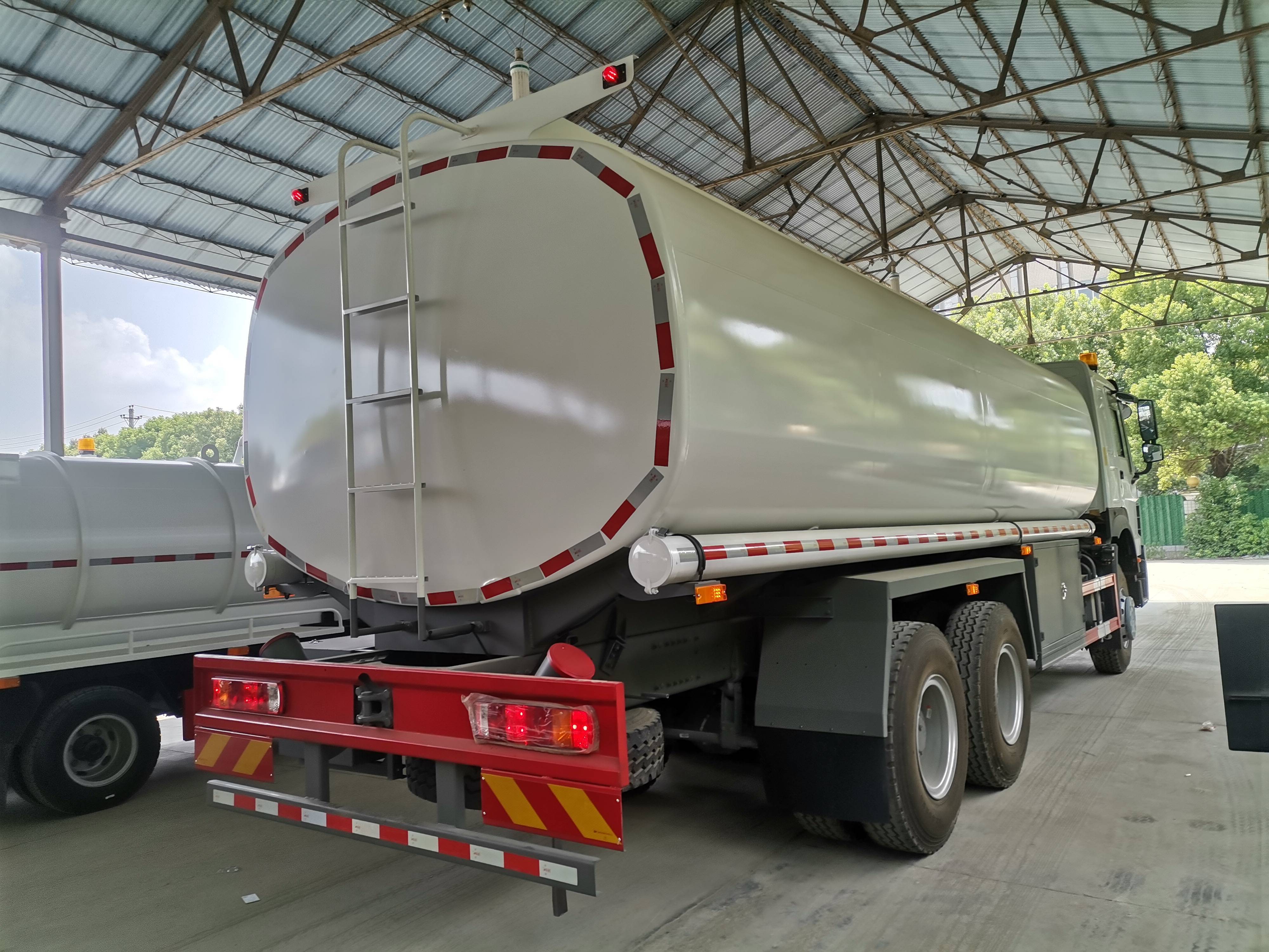 SINOTRUK HOWO 6×4 FUEL TANKER TRUCK