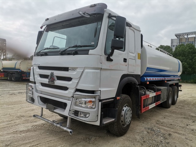 SINOTRUK HOWO 6×4 WATER TANKER TRUCK