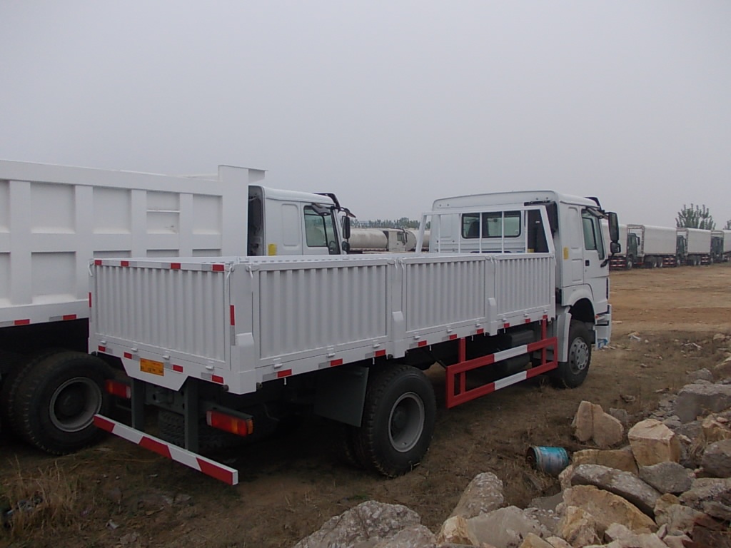 SINOTRUK HOWO 4×2 CARGO TRUCK