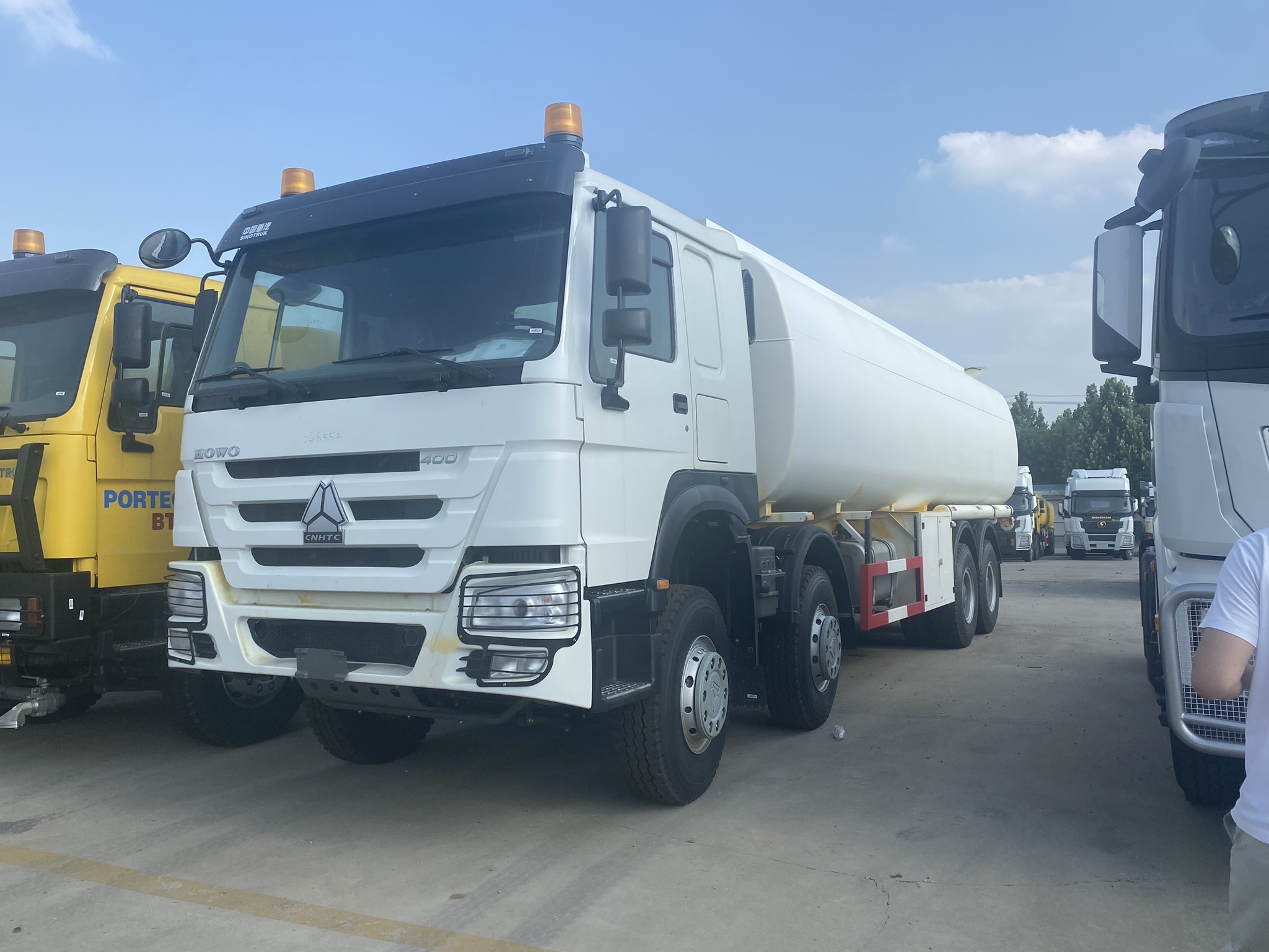 SINOTRUK HOWO 8×4 FUEL TANKER TRUCK