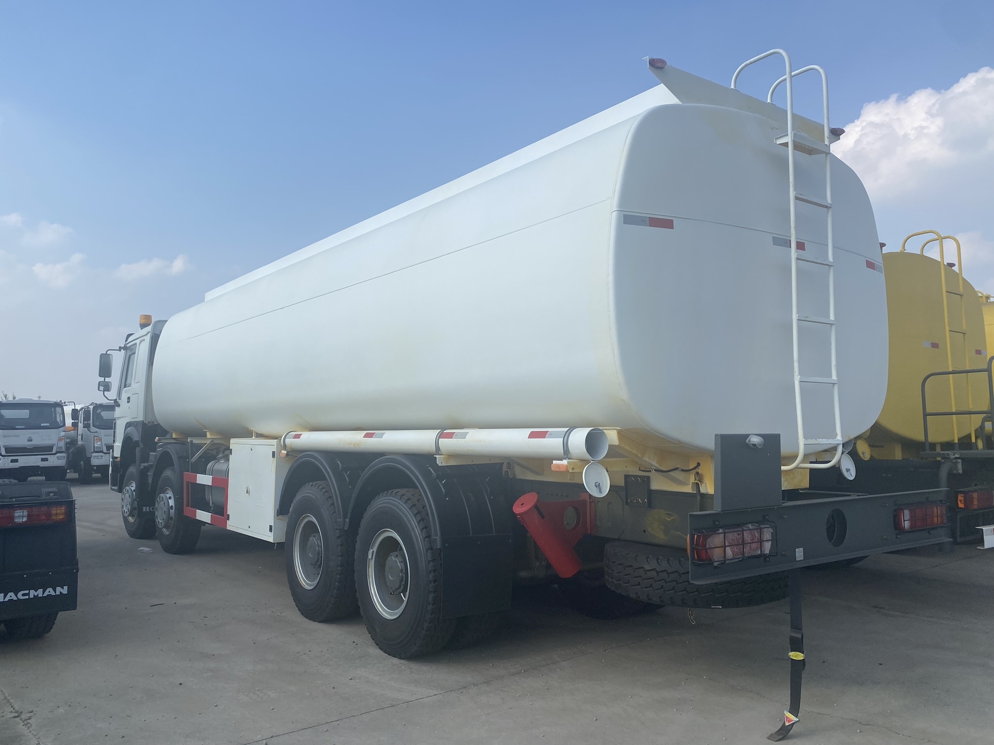 SINOTRUK HOWO 8×4 FUEL TANKER TRUCK