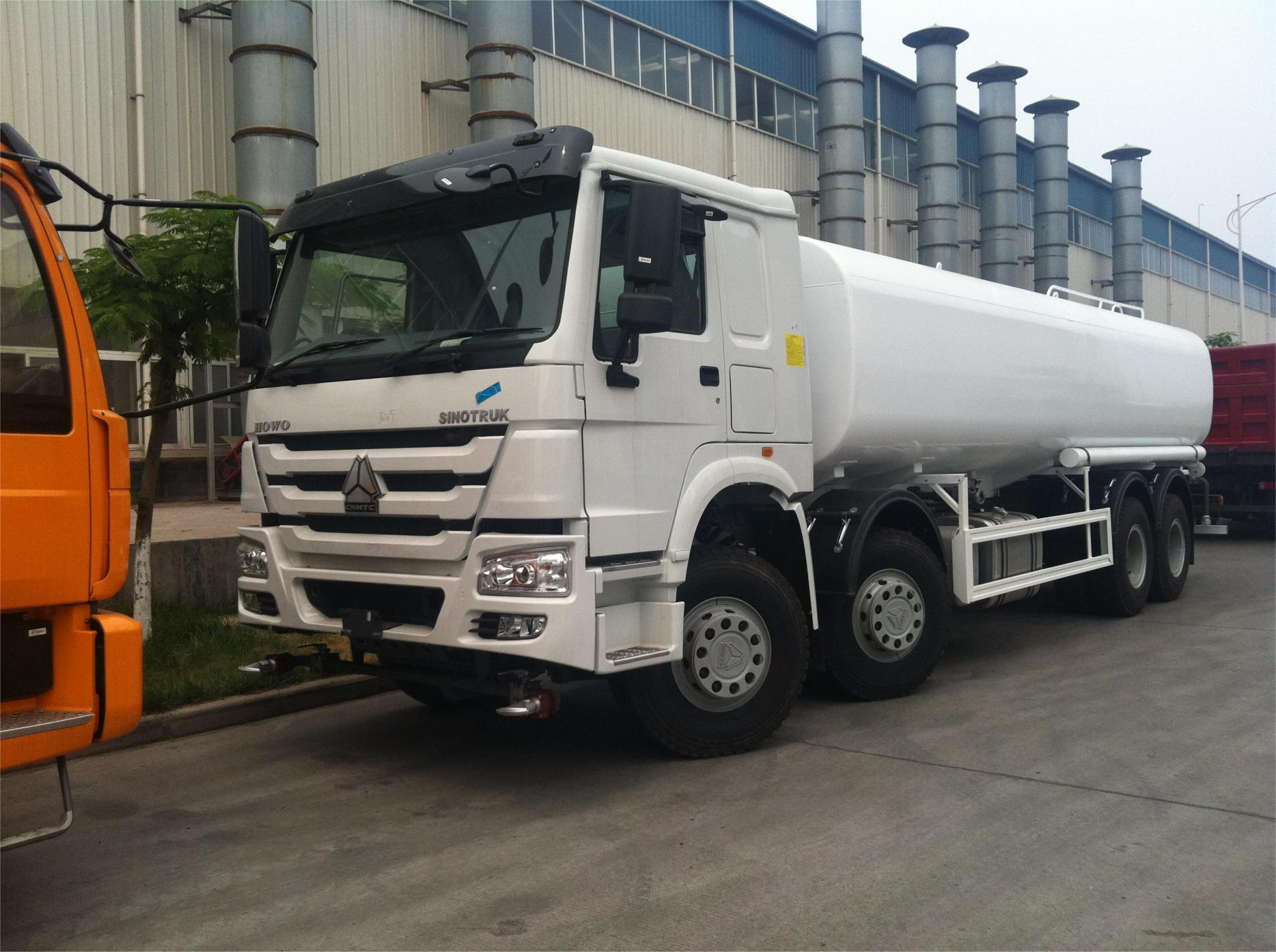 SINOTRUK HOWO 8×4 WATER TANKER TRUCK