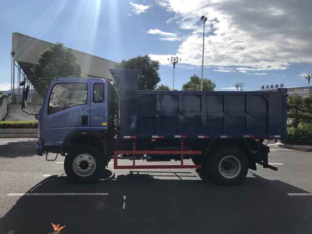 SINOTRUK HOWO 4*2 LIGHT TIPPER TRUCK