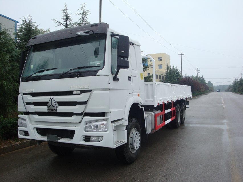 SINOTRUK HOWO 6×4 CARGO TRUCK