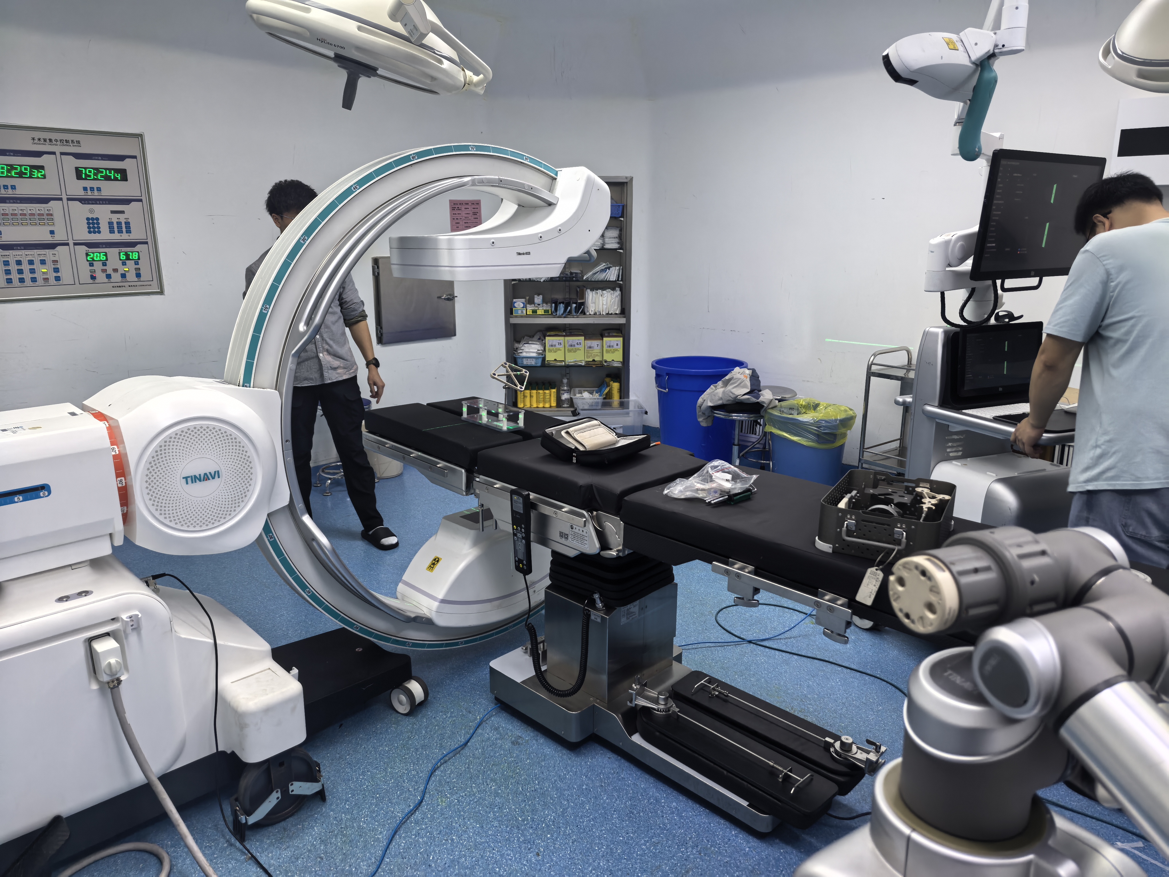  C-arm machine-compatible operating table