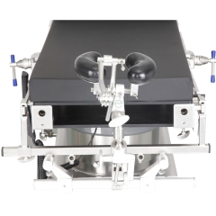 Подголовник в форме подковы с тягой