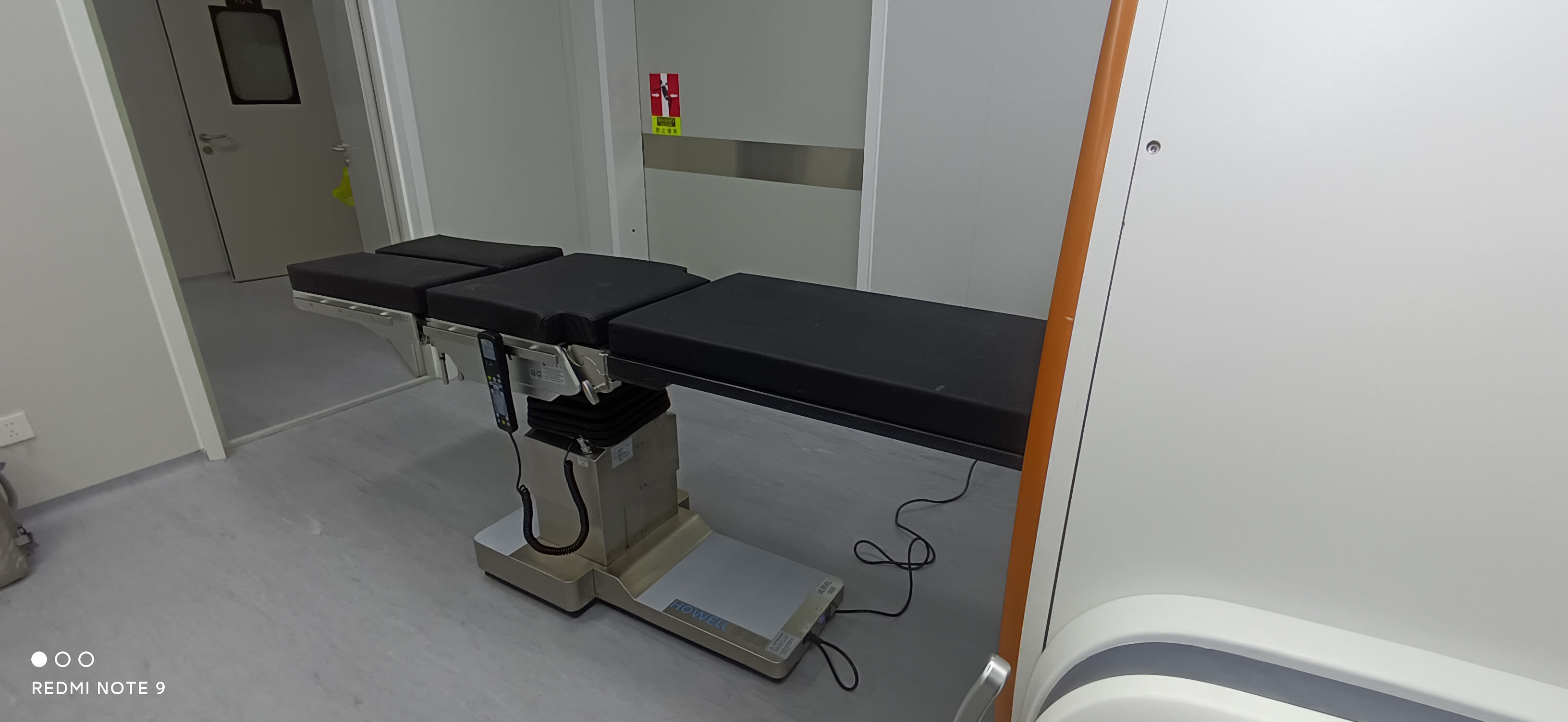 Operating table compatible with C-arm machine