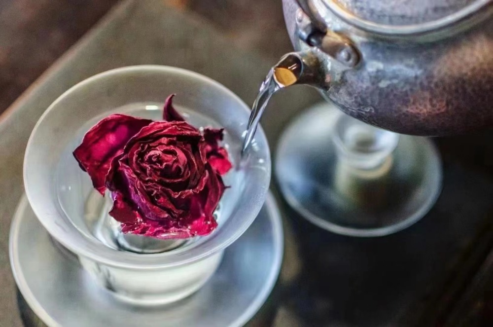 Freeze-dried dark red roses come from Yunnan romance