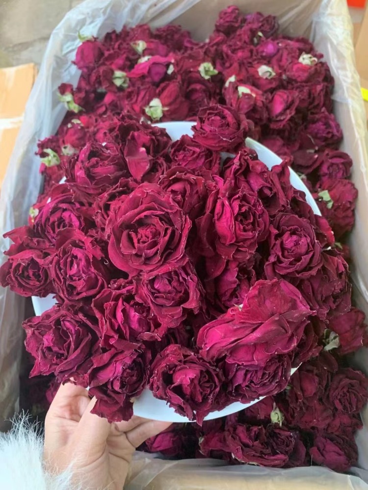 Freeze-dried dark red roses come from Yunnan romance