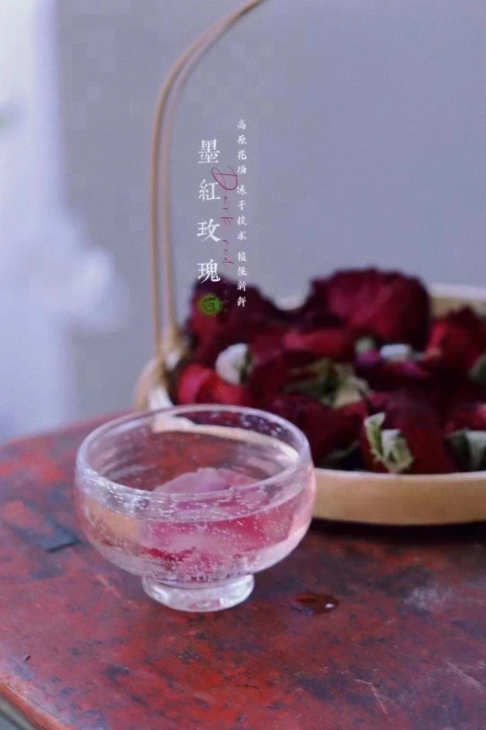 Freeze-dried dark red roses come from Yunnan romance