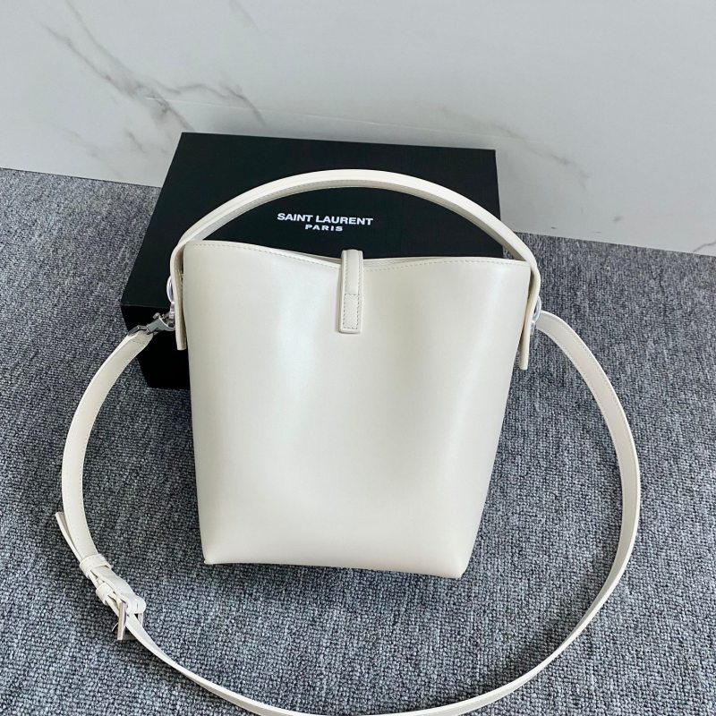 LE 37 SMALL IN SHINY LEATHER BUCKET BAG