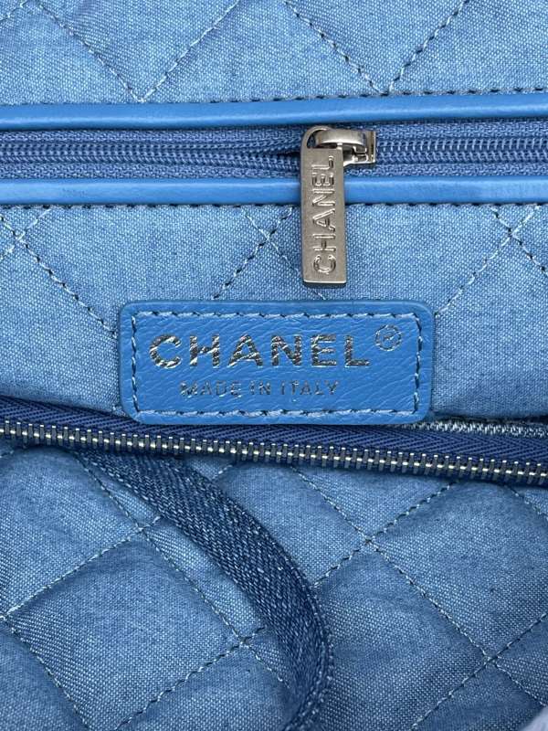 CHANEL 22 SMALL HANDBAG