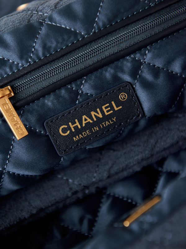 CHANEL 22 HANDBAG