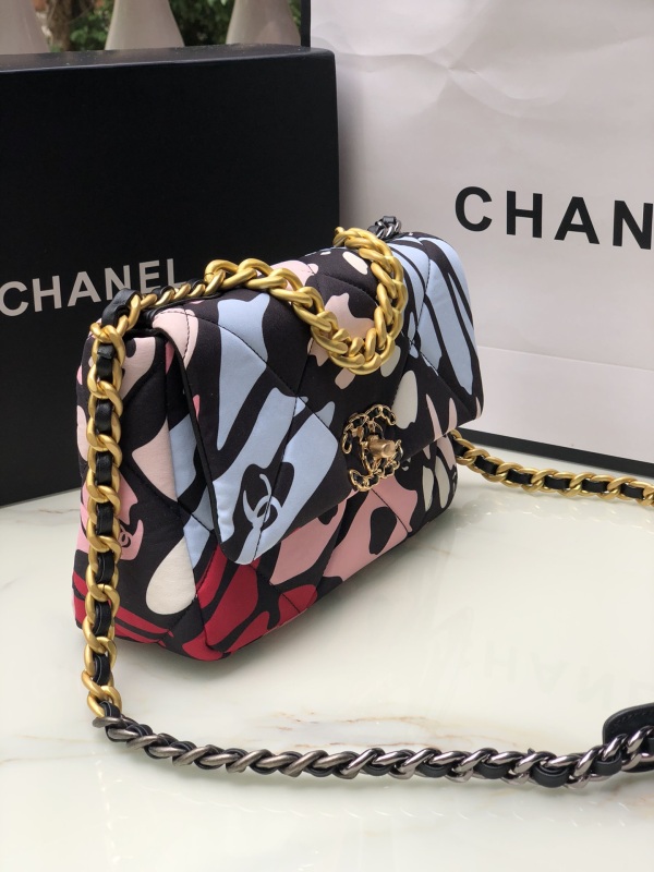 CHANEL 19 HANDBAG