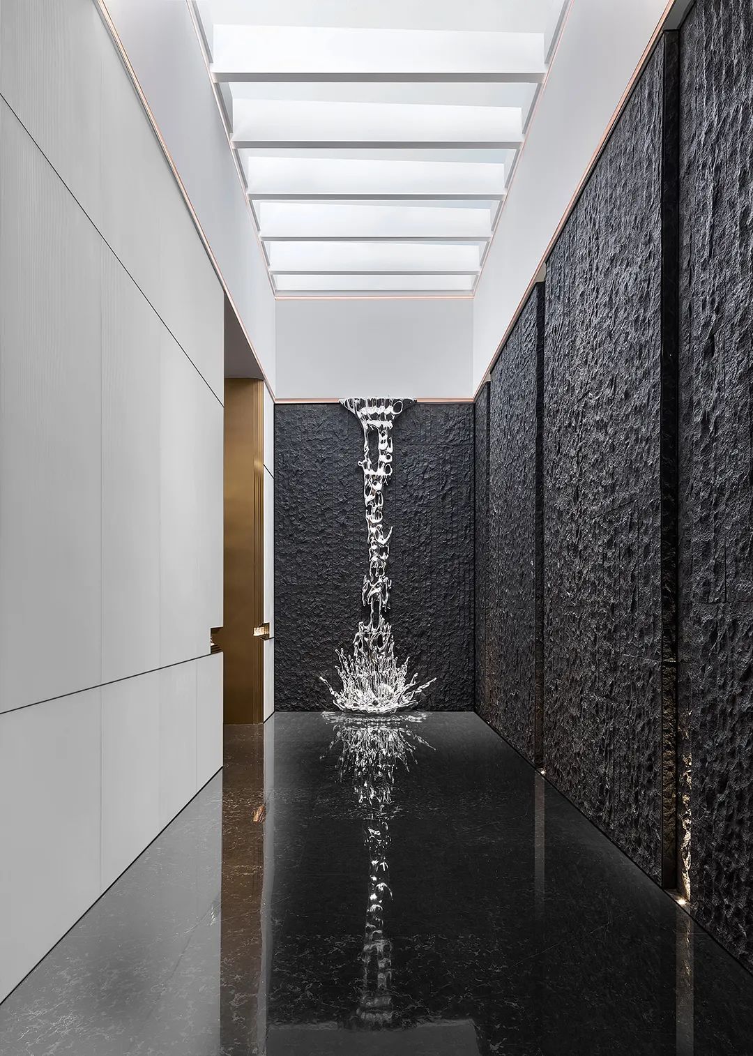 Mirror Polished Indoor Modern Metal Sculpture and  Metal Display table