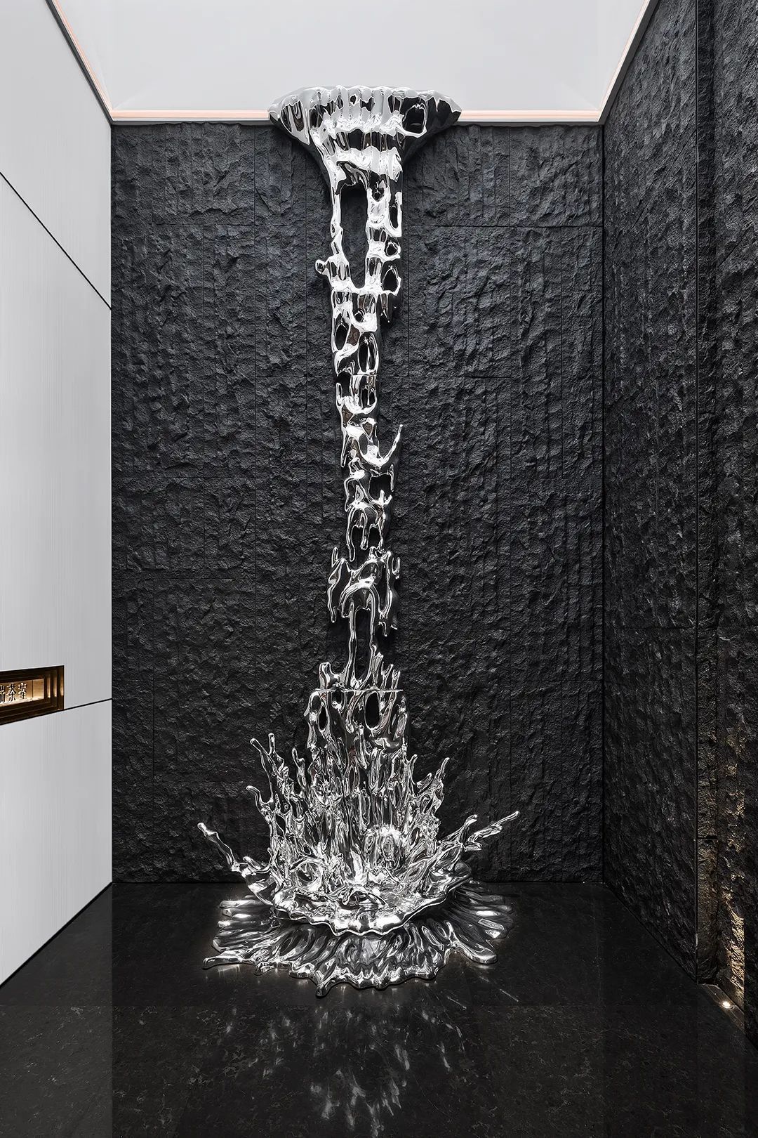 Mirror Polished Indoor Modern Metal Sculpture and  Metal Display table