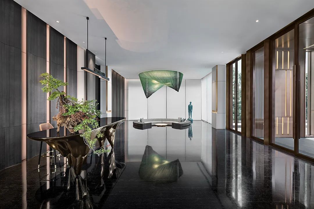 Mirror Polished Indoor Modern Metal Sculpture and  Metal Display table