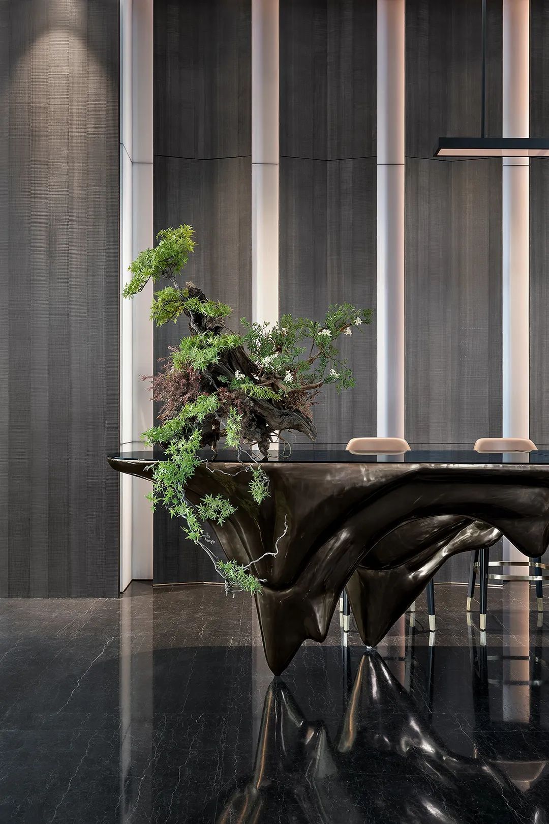Mirror Polished Indoor Modern Metal Sculpture and  Metal Display table